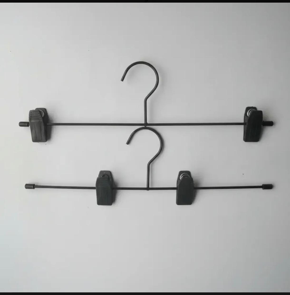 Percha Metal Negra con Broche Adulto / Niños - set x 10 Ud